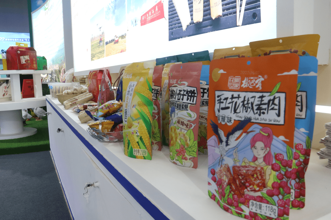 韓城六十余種特色農(nóng)副產(chǎn)品亮相第二十九屆楊凌農(nóng)高會(huì)，亢振峰周新強(qiáng)檢查展館銷售情況